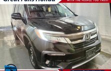 2022 Honda Pilot Touring w/Rear Captain's Chairs