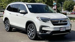 2022 Honda Pilot Touring w/Rear Captain's Chairs