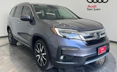 2022 Honda Pilot Touring w/Rear Captain's Chairs