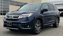 2022 Honda Pilot Touring w/Rear Captain's Chairs