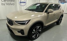 2025 Volvo XC40 B5 Ultra Bright Theme