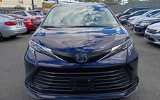 2022 Toyota Sienna LE 8-Passenger