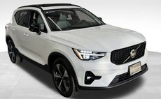 2025 Volvo XC40 B5 Plus Dark Theme