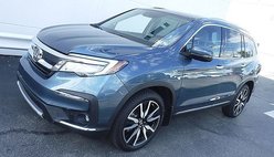2019 Honda Pilot Touring w/Rear Captain's Chairs