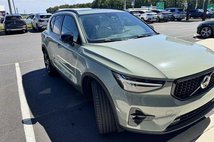 2023 Volvo XC40 B5 Plus Dark Theme