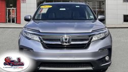 2022 Honda Pilot Touring w/Rear Captain's Chairs