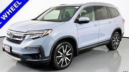 2022 Honda Pilot Touring w/Rear Captain's Chairs