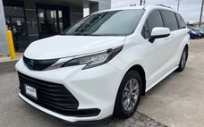 2022 Toyota Sienna LE 8-Passenger