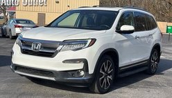 2021 Honda Pilot Touring w/Rear Captain's Chairs