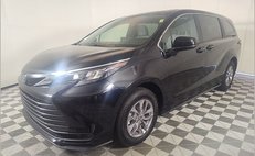 2025 Toyota Sienna LE 8-Passenger