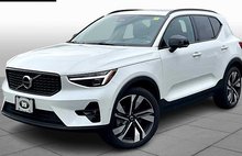 2025 Volvo XC40 B5 Plus Dark Theme