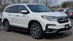 2022 Honda Pilot Touring w/Rear Captain's Chairs