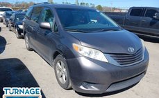 2015 Toyota Sienna LE 7-Passenger Auto Access Seat