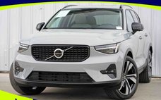 2024 Volvo XC40 B5 Ultimate Dark Theme