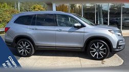 2022 Honda Pilot Touring w/Rear Captain's Chairs