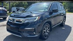 2020 Honda Pilot Touring w/Rear Captain's Chairs