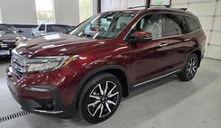 2022 Honda Pilot Touring w/Rear Captain's Chairs