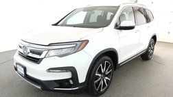 2022 Honda Pilot Touring w/Rear Captain's Chairs