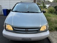 2000 Toyota Sienna LE