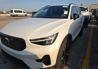 2025 Volvo XC40 B5 Plus Dark Theme
