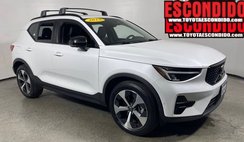 2023 Volvo XC40 B4 Ultimate Dark Theme