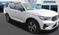 2024 Volvo XC40 B5 Core Dark Theme