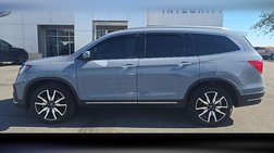 2022 Honda Pilot Touring w/Rear Captain's Chairs