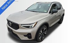 2023 Volvo XC40 B5 Plus Dark Theme