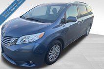2016 Toyota Sienna XLE 7-Passenger Auto Access Seat