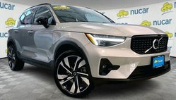 2024 Volvo XC40 B5 Ultimate Dark Theme