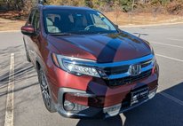 2022 Honda Pilot Touring w/Rear Captain's Chairs