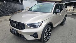 2023 Volvo XC40 B5 Plus Dark Theme