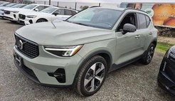 2023 Volvo XC40 B5 Ultimate Dark Theme