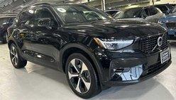 2025 Volvo XC40 B5 Plus Dark Theme