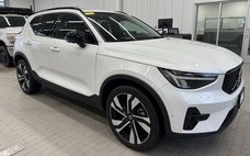 2023 Volvo XC40 B5 Plus Dark Theme