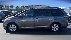 2017 Toyota Sienna LE 7-Passenger Auto Access Seat