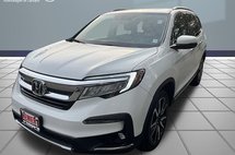 2022 Honda Pilot Touring w/Rear Captain's Chairs