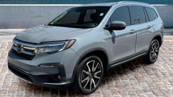 2022 Honda Pilot Touring w/Rear Captain's Chairs