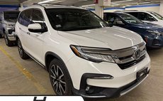 2020 Honda Pilot Touring w/Rear Captain's Chairs