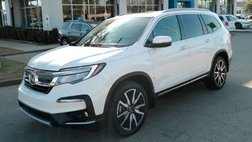 2021 Honda Pilot Touring w/Rear Captain's Chairs