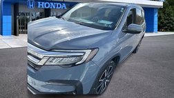 2022 Honda Pilot Touring w/Rear Captain's Chairs