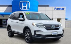 2022 Honda Pilot Touring w/Rear Captain's Chairs