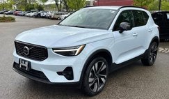 2024 Volvo XC40 B5 Ultimate Dark Theme