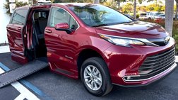 2023 Toyota Sienna XLE BraunAbility Power INfloor Wheelchair Ramp